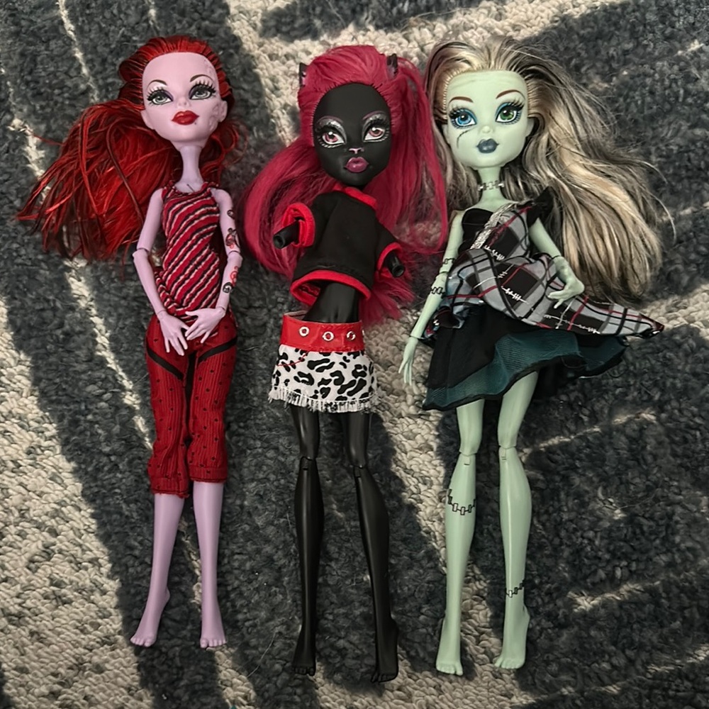 Monster High Dolls Trio - Red, Black, Green - Picture 2 of 9